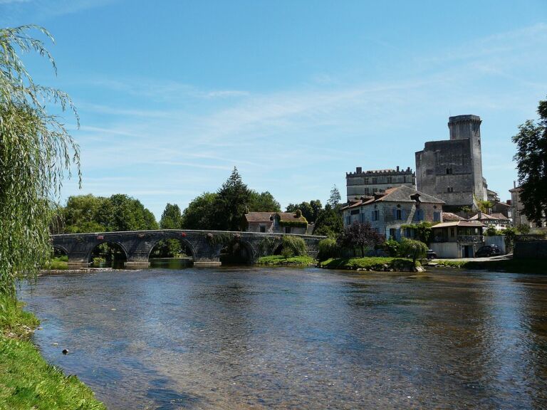 1280px-Bourdeilles_pont_châteaux
