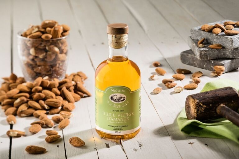 Ambiance huile d'amande au  Moulin de la Veyssière à Neuvic