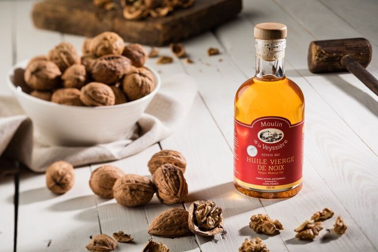 Ambiance huile de noix au  Moulin de la Veyssière à Neuvic