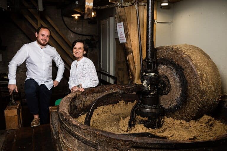 Christine et Paul + Meule  Moulin de la Veyssière à Neuvic